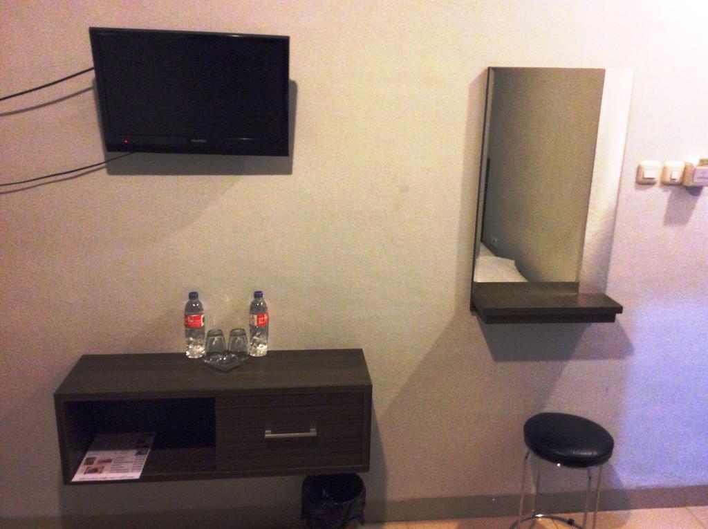 Hotel Diamond Makassar Zimmer foto