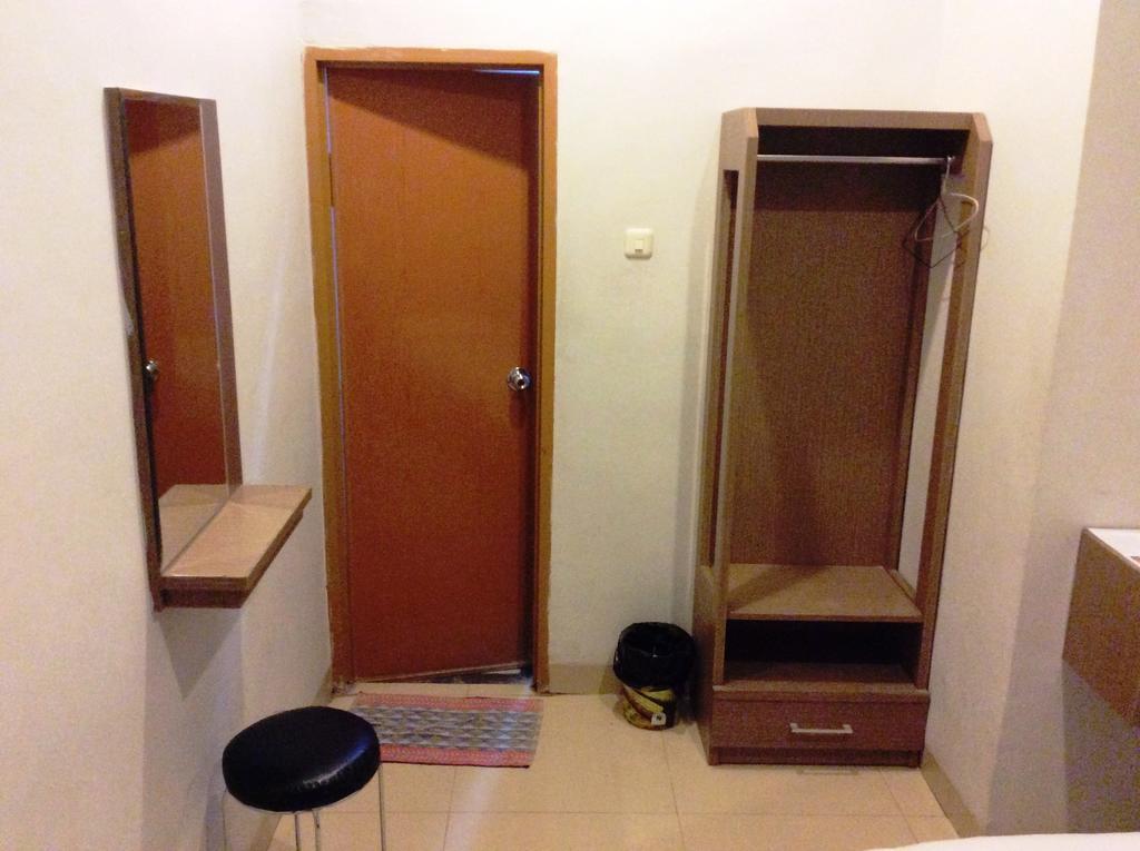 Hotel Diamond Makassar Zimmer foto
